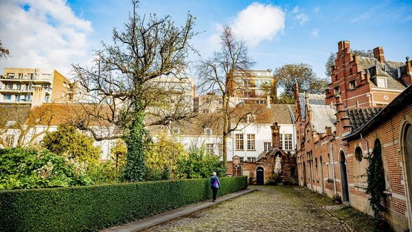 Een vrouw wandelt door het Begijnhof