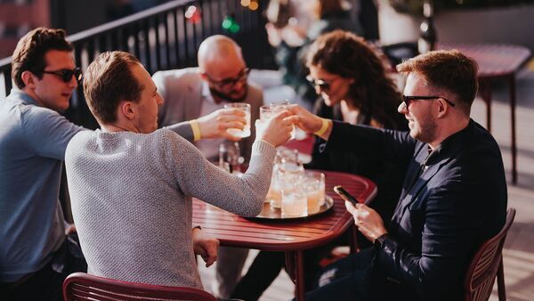 Yust Antwerp mensen zitten samen iets te drinken