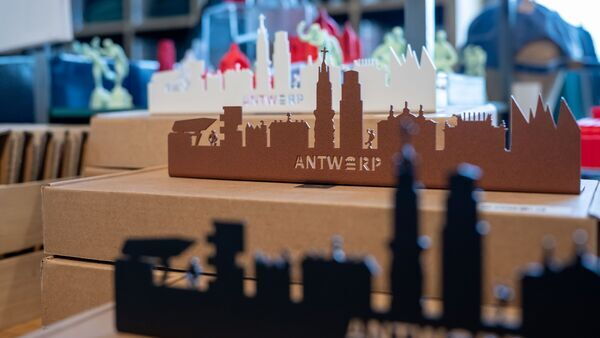 El skyline de Amberes está disponible en diferentes colores (blanco, óxido, negro) en la Antwerp City Shop.