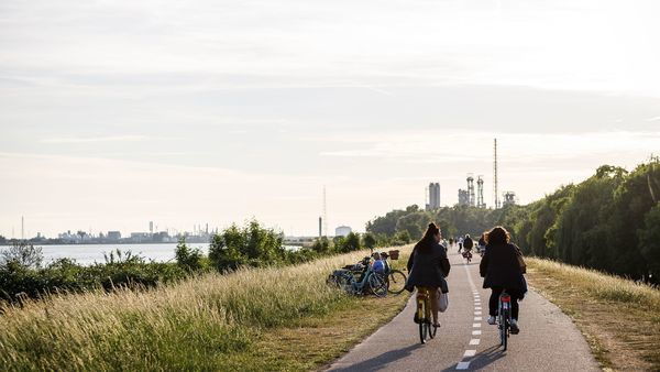 Fietsers op een fietspad langs het water