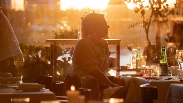 People enjoy good food and the terrace with a view of the Scheldt in the evening sun.