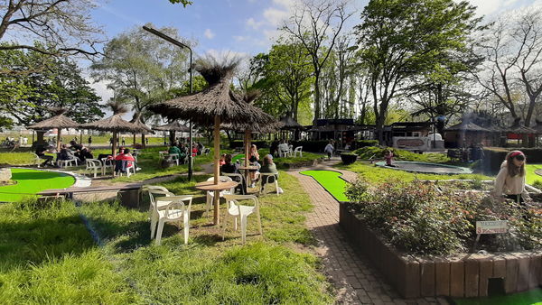 Mensen genieten van de mooi aangelegde mini-golf