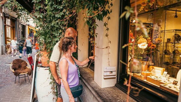Un couple se tient devant une vitrine dans la Wijngaardstraat.