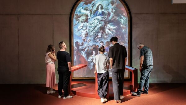  Les gens regardent une œuvre d’art dans la Maison Rubens pendant l’Expérience Rubens