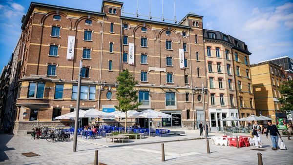 FoMu, vue de la façade et de la place avec les terrasses devant le musée