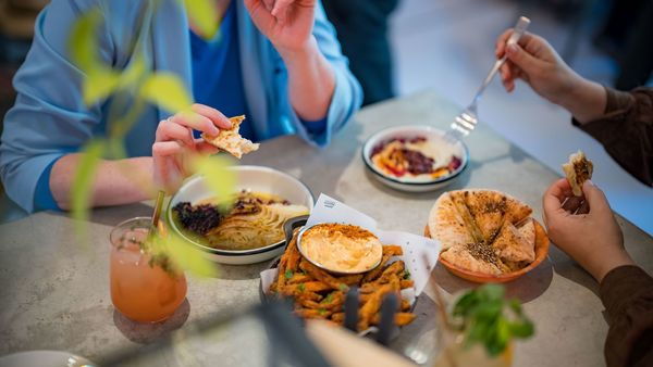 Paar genießt Foodsharing bei Humm