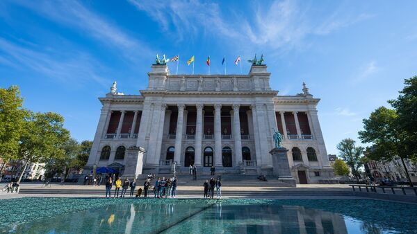 Group of people in front of the Museum of Fine Arts.
