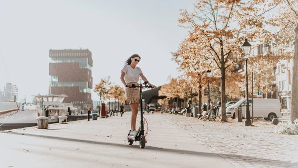 Meisje fietst op E-step