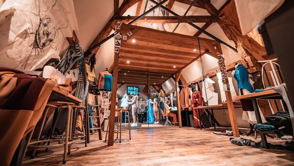 Mode-atelier onder het dak van een historisch gebouw