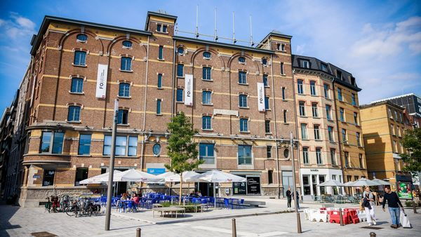 FoMu, beeld van de voorgevel en plein met terrasjes voor het museum