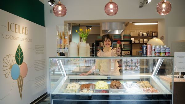 Uitbaatster Hilde Gos achter de koeltoog vol lekker ijs in het ijssalon IceLab