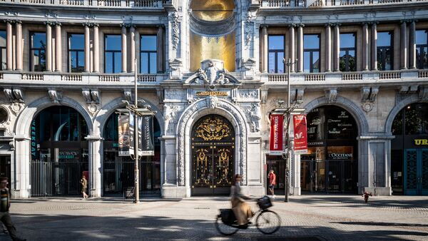 Dame fietst voorbij de stadsfeestzaal.