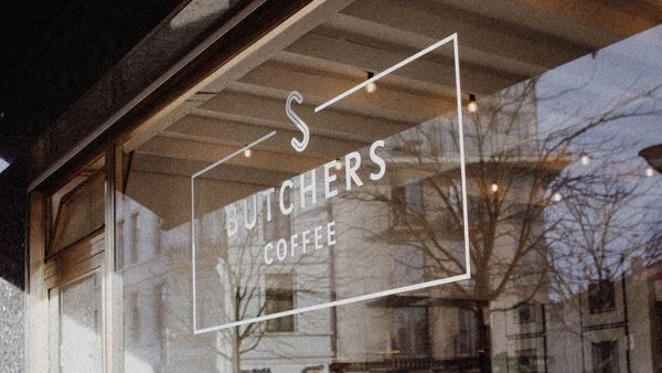 Ventana con impresión del logotipo de Butchers Coffee