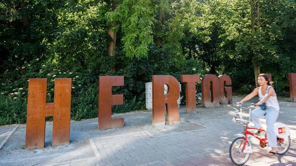 Un hombre recorre la ciudad en vélo