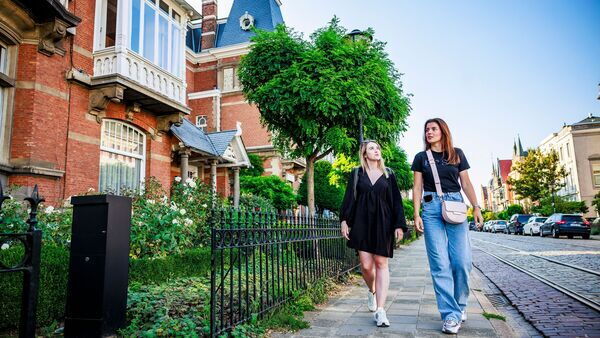 Two women walking along the Cogels-Osylei
