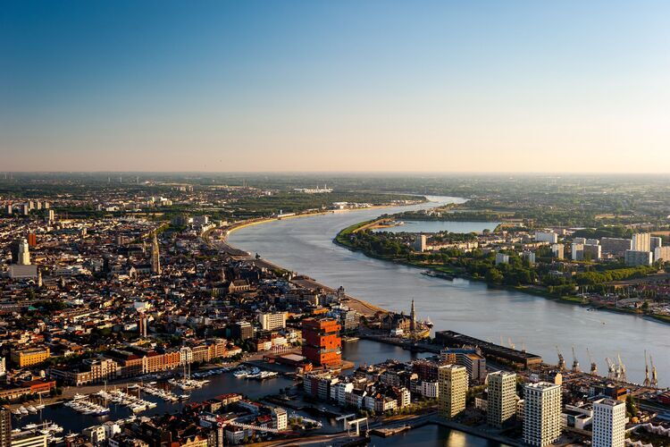 Vue sur Het Eilandje, la ville historique et l'Escaut.