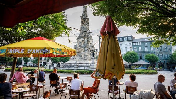 Des personnes profitent de la vue sur la place Marnix depuis une terrasse.