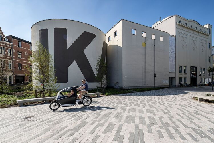 Man met bakfiets passeert voorbij het M HKA
