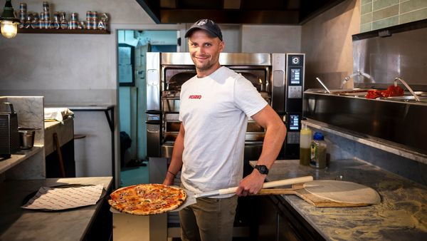 Chef van Pizzaro op de foto met pizza