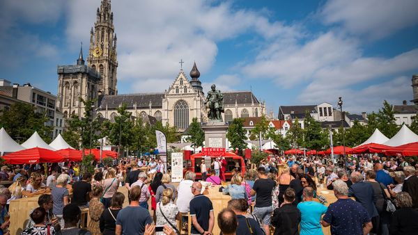 Evenement met talrijke mensen op de Groenplaats in Antwerpen