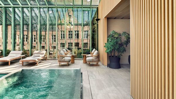 Blik op de spa en het zwembad in hotel Botanic Sanctuary Antwerp