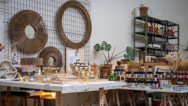Tafel met lokale producten in Plantbar Jacqueline