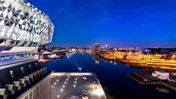 The Kattendijkdok by night with Het Eilandje and the Havenhuis, the top of which is shaped like a diamond ship.