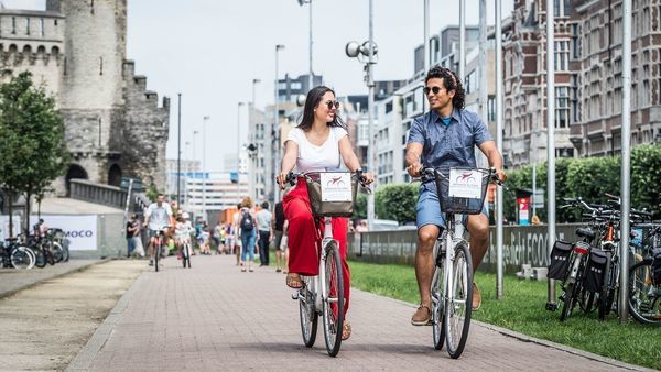 Ein Paar radelt durch Antwerpen