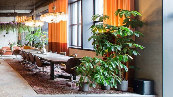 Interieur met kijk op een eetafel in een hotel