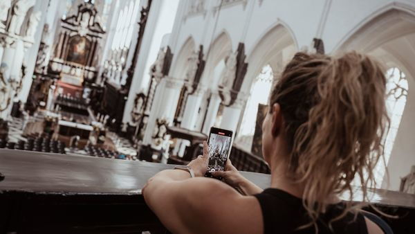 Sint-Pauluskerk, dame fotografeert de schoonheid van de kerk met haar telefoon