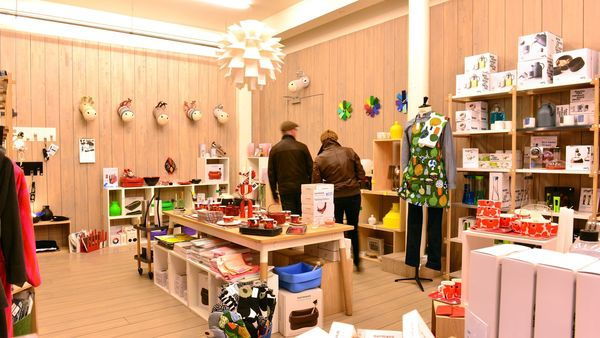 Mensen winkelen in Moose in the City