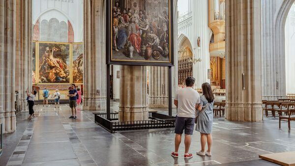 Bezoekers staan stil bij kunstwerken in de kathedraal.
