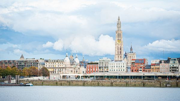 Die Skyline von Antwerpen, vom linken Ufer aus gesehen.
