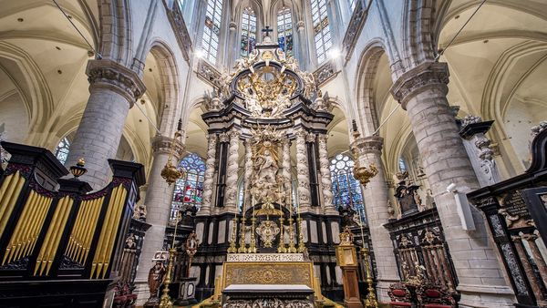 Sint-Jacobskerk, indrukwekkend interieur met het weelderig versierde altaar. Links staat het orgel.