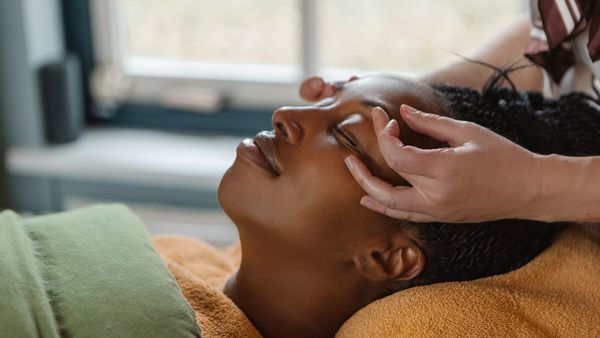 Mevrouw krijgt massage van het gelaat en hoofd