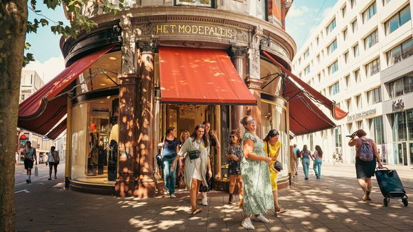 Des dames enjouées qui font du shopping quittent le Fashion Palace de Dries Van Noten