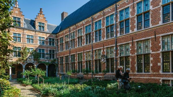 Museum Plantin-Moretus, couple walks through the museum's inner garden