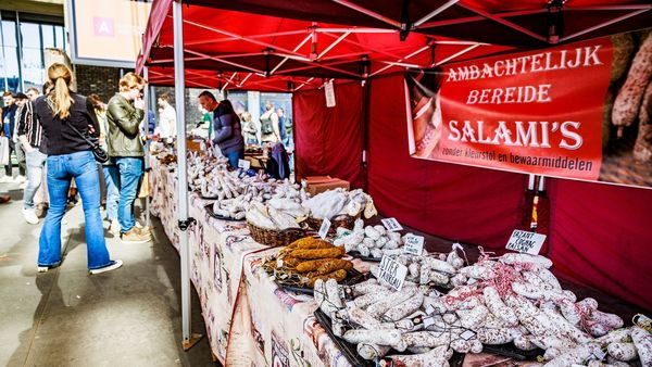 Handwerklich hergestellte Salamis