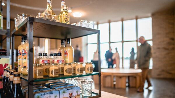 Kunden gehen durch den Antwerp City Shop