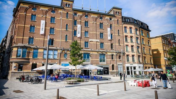 FoMu, Blick auf die Fassade und den Platz mit Terrassen vor dem Museum