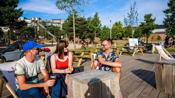 Park Spoor Noord: Menschen genießen ein Getränk in einem Strandkorb.