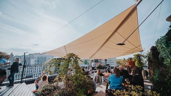 Yust Antwerp Rooftopbar met mensen