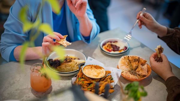 Koppel geniet van foodsharing bij Humm