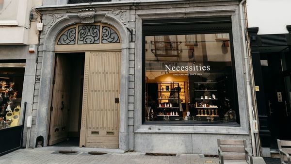 Necessities parfumwinkel buitenkant