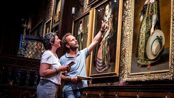 Un couple regarde des peintures au musée Mayer Van den Bergh. 