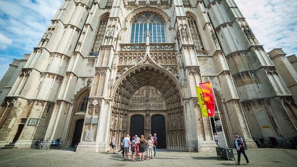 Onze-Lieve-Vrouwekathedraal, mensen aan het toegangsportaal.