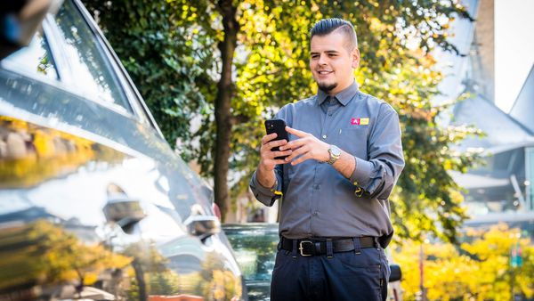 Parkeerwachters aan het werk in de buurt van het Justitiepaleis
