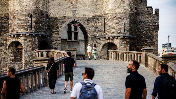 Bezoekers wandelen richting Het Steen
