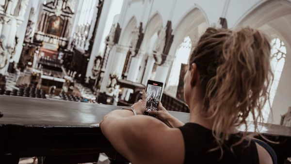Sankt Pauluskirche, Dame fotografiert die Schönheit der Kirche mit ihrem Handy