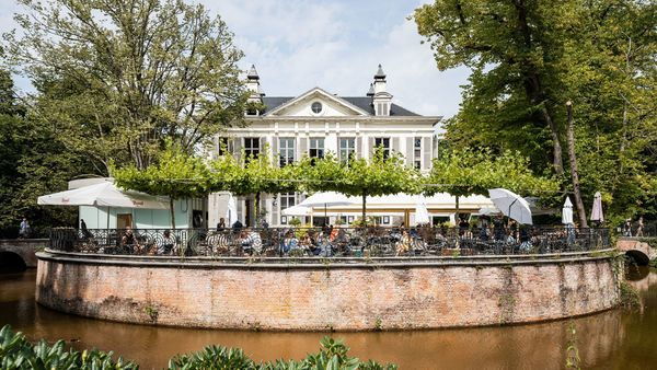 Middelheimmuseum, mensen genieten van het museumcafé MIKA